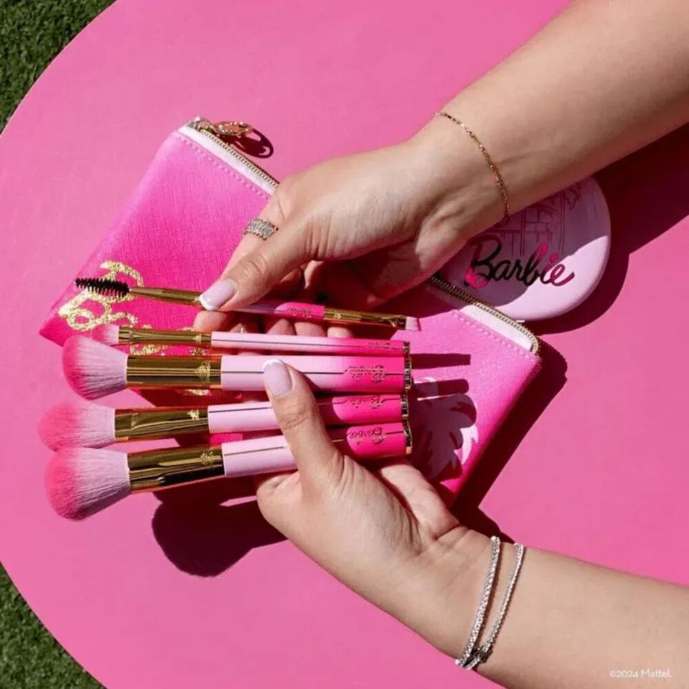 💗💄Barbie Malibu Brush Gift Set with Make Up Pouch💄💗